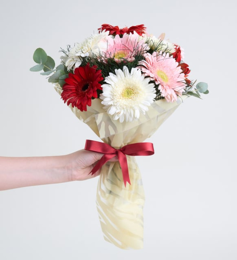 Zarif Krem Bukette Rengarenk Gerbera Çiçekleri
